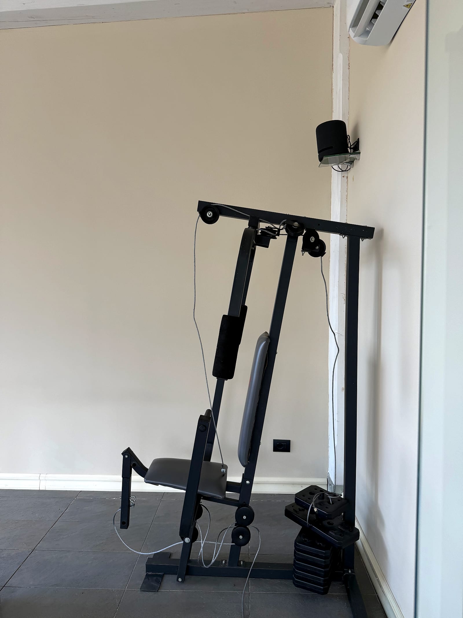 Zona pesi e allenamento funzionale del Fitness Center di Villa Traiano