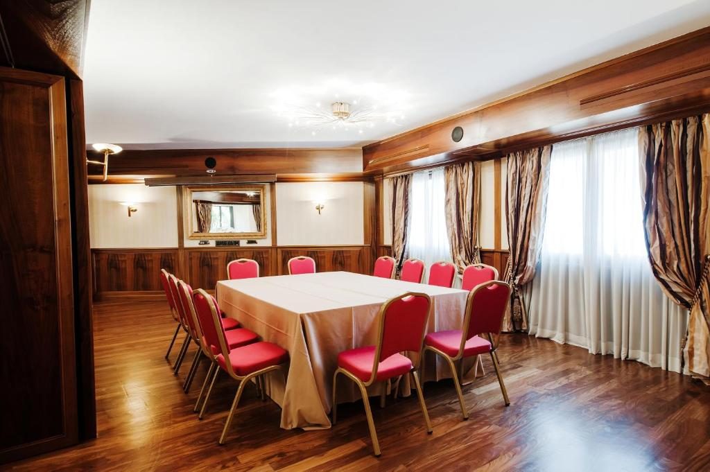 Sala Topazio — Configurazione boardroom con tavolo riunioni