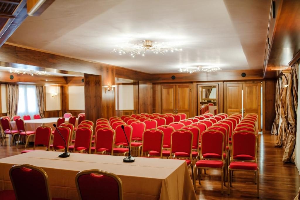 Sala Topazio — Tavolo relatori con microfoni e configurazione conferenza