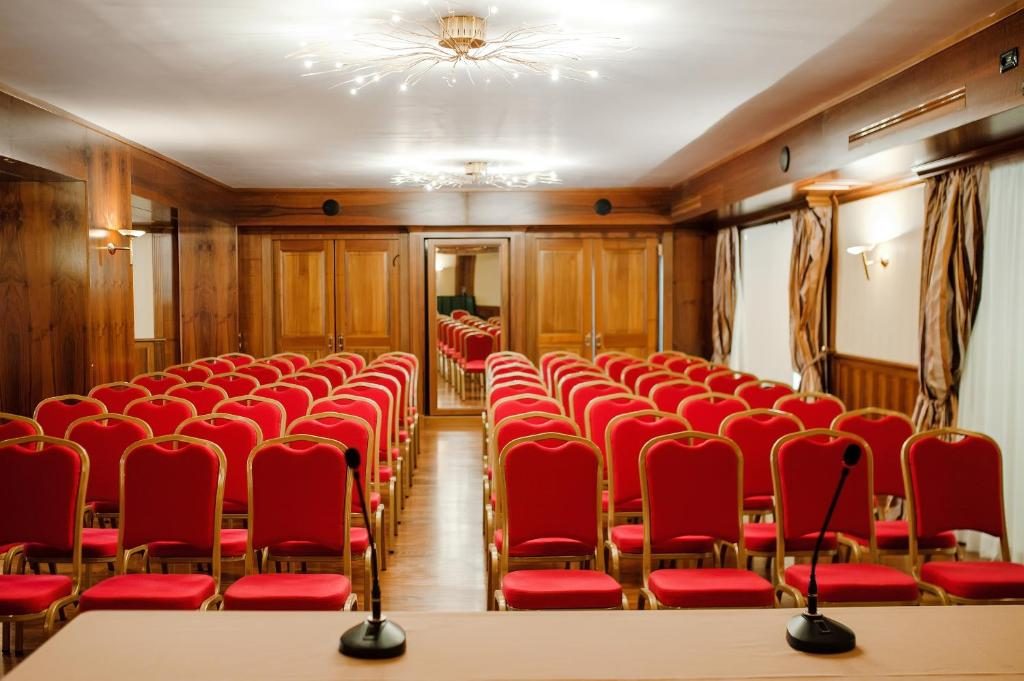 Sala Topazio — Vista frontale simmetrica dal podio