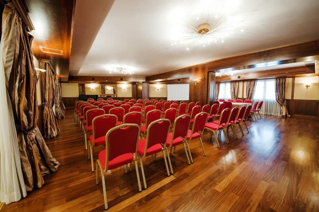 Sala Topazio — Vista laterale con parquet e tendaggi eleganti
