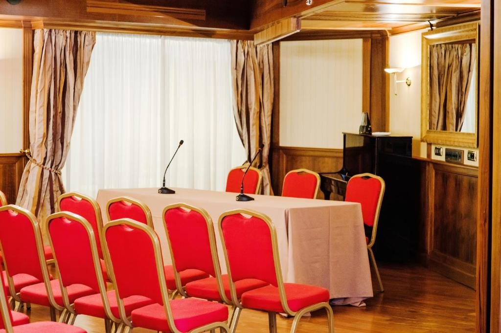 Sala Topazio — Setup meeting con tavolo e microfoni