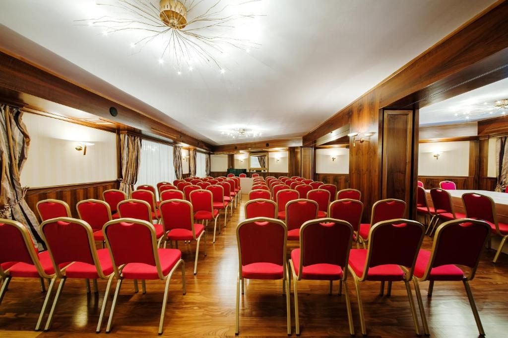 Sala Topazio — Grandangolo della sala con sedute e schermo
